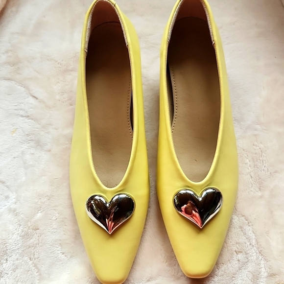 Yellow Retro-Inspired Low Heels with Heart Detail - Picture 2 of 5